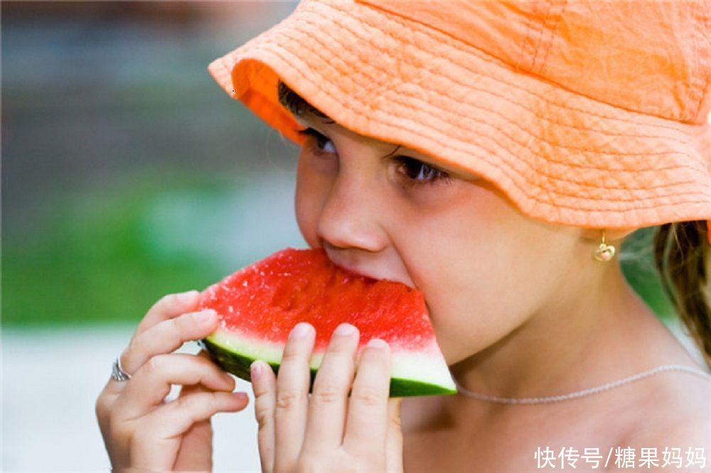 西瓜|炎热天气给娃吃西瓜，许多细节家长没注意到，如何正确“吃瓜”？