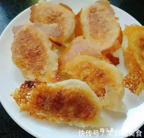速冻饺子别只用水煮了,教你简单做煎饺,焦脆酥香,好吃有营养