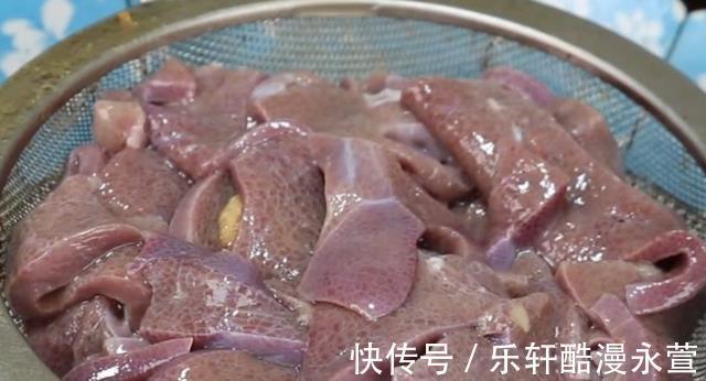 洗猪肝，用清水和食盐都不对，教你一招，毒素全跑光，还没腥味