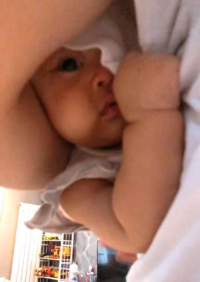 宝宝|爸爸强硬“命令”宝宝睡觉，宝宝趴爸爸怀里假睡，大眼睛滴溜溜乱转笑翻妈妈