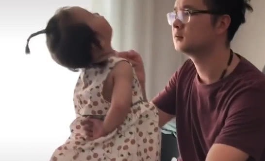 教训|“假正经奶爸”教训女儿火了,打败你的不是天真,是“憋不住”!