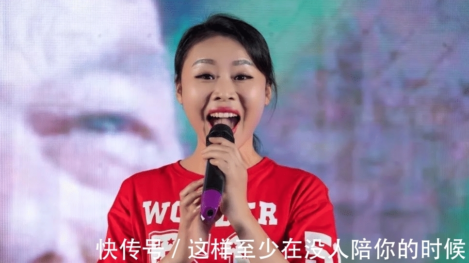 休闲装|41岁草帽姐升级当奶奶,穿T恤配短发看着挺精神,不打扮也没土味