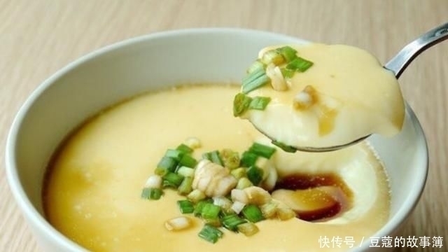 做出来的鸡蛋|蒸鸡蛋羹时,别傻傻直接加水就蒸,多加1步,鸡蛋更嫩滑无气孔