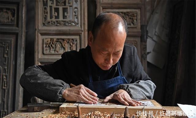 神灵|滕县出土画像石,画中伏羲女娲手捧圆盘,专家:代表汉代的“神”