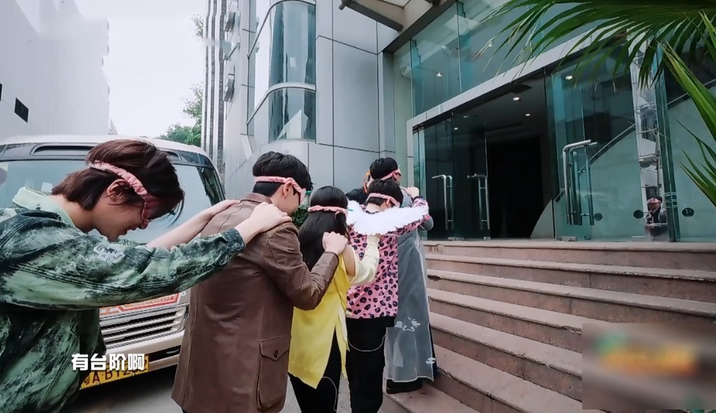 郭麒麟 郭麒麟录节目身上被缠胶带,看到他的衣服,网友大林子心疼不