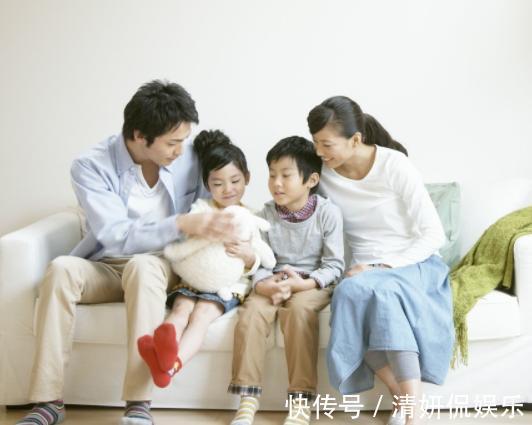 小知识|2岁哥哥想抱弟弟却抱不动,接下来做的事把妈妈萌化了,好可爱