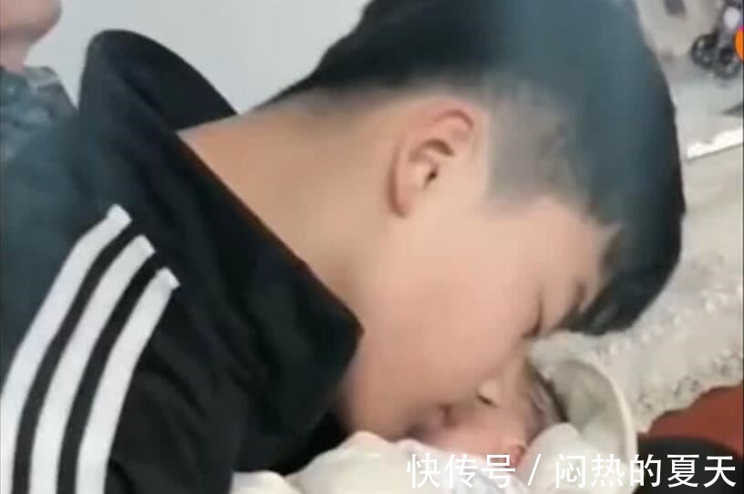 刘女士|18岁儿子喜当哥,嘴上说不稀罕,看到妹妹后画风立转,太温馨了