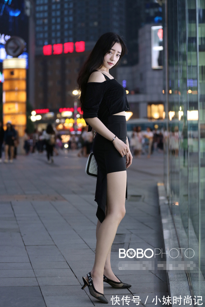 街拍 重庆街拍,彩虹条纹毛衫裙搭配牛仔裤,女人味十足!