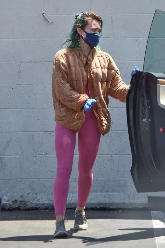 夹克|希拉里·达夫购物,夹克内搭紧身衣,染绿头发很吸睛