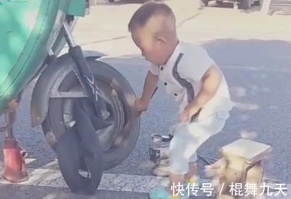 宝宝|“修车工宝宝”专业补胎火了,果然穿尿不湿的都了不起!