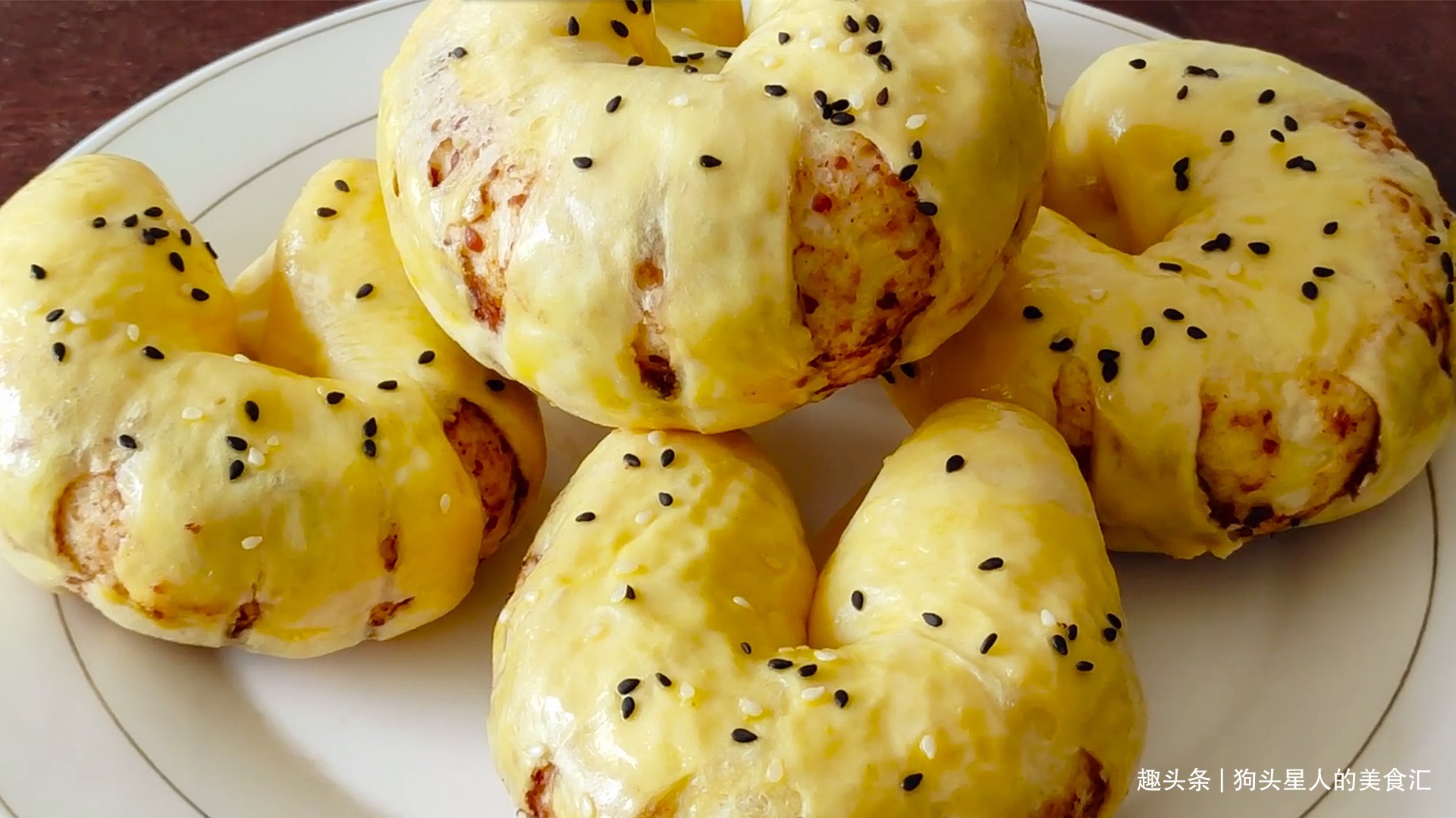 面粉不要做包子馒头了,教你新做法,不蒸也不烤,上桌就扫光