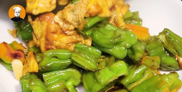 下饭|青椒用擀面杖压一压，没想到这么好吃，香辣开胃又下饭，解馋
