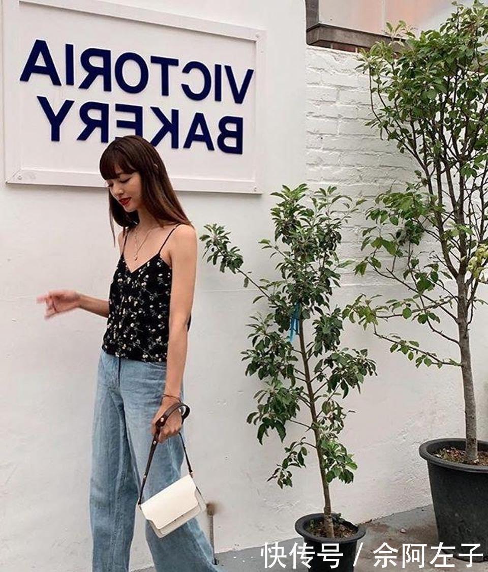 针织衫|路人街拍，灰色的高腰裙搭配针织衫，十分动人