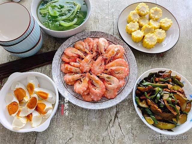 汤品|晒我家午餐，天气再热不将就，汤品菜肴丰富味美，七天不重样