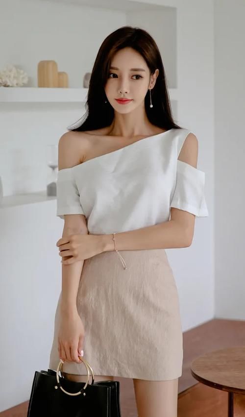 孙允珠，斜肩初露牛奶樱花双色百搭裙