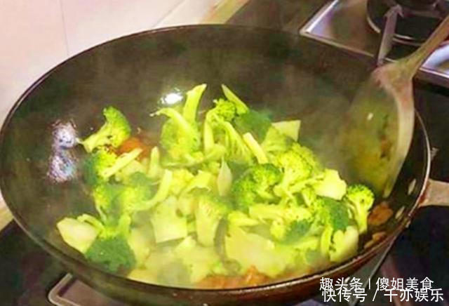 清炒西兰花有秘诀,不要直接焯水了,多加这一步,营养又美味