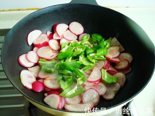 腊肠|萝卜就要这样做,大火炒一炒,口感清脆且入味,来一大口超下饭