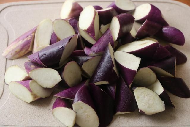 自从学会茄子这个做法，茄子再也不要过油了，一碗酱汁又香又下饭