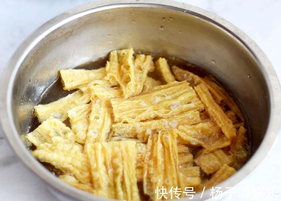 泡腐竹，不要直接用水泡！大厨教你2个技巧，1分钟泡发，香软筋道