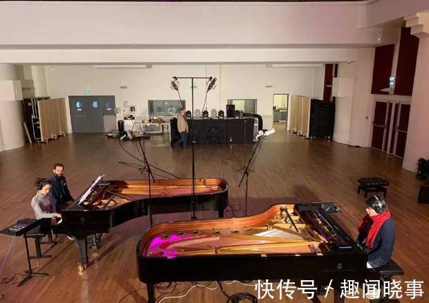 郎朗吉娜录制辽视春晚 与团队合照气氛轻松欢快