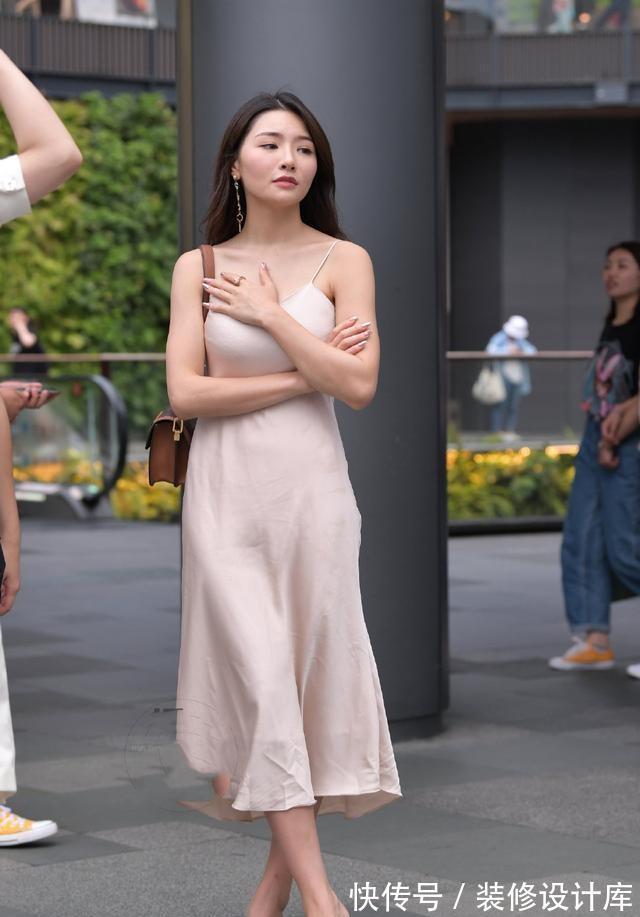舒适度|米色丝绸长裙，轻薄丝滑提升舒适度，展现女性魅力与风采