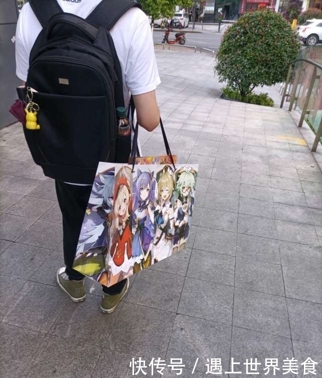 大雄|男孩子提二次元手提袋会很尴尬吗?其实也没啥,就是回头率比较高