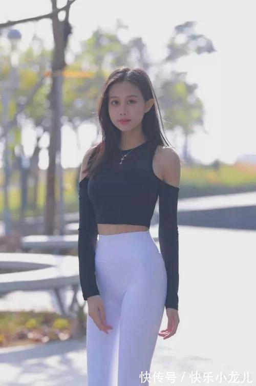 大长腿 小姐姐大长腿穿白色瑜伽裤,时尚中透着时尚的气息