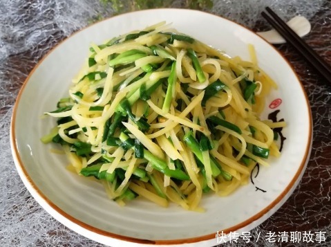  韭菜炒土豆丝，肉末中加入香醋可以提香