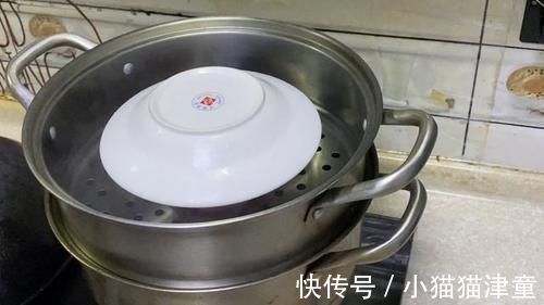 口感|蒸鸡蛋羹切记直接上锅蒸，大厨教你一招，口感嫩得像豆腐，无蜂窝