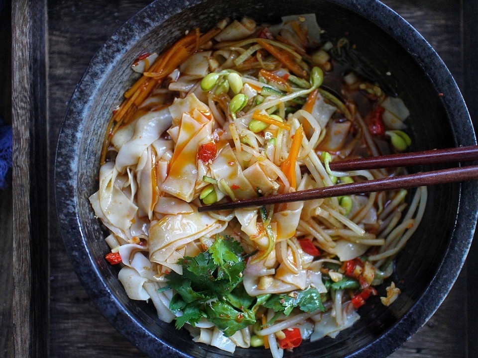 教你自制懒人版凉皮，无需水洗，口感劲道又好吃，比卖的香多了