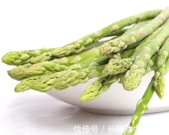 肝脏|“肝毒”太深，“脸上”有3种表现，排除肝毒，按一穴、吃三蔬