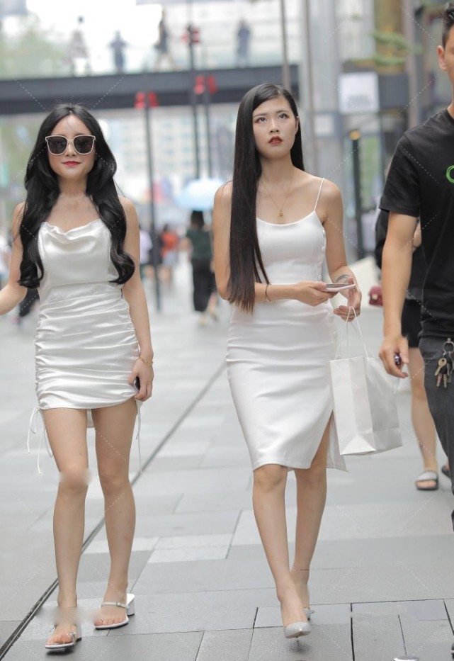 整体穿搭 闺蜜穿银色系裹身裙逛街，同样的颜色不同气质，这就是时尚的魅力