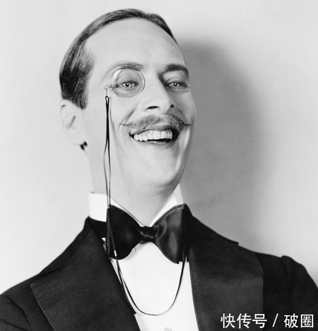 戴眼镜|放大10倍的500年古画,有个男人戴眼镜,古人是如何应对近视眼?