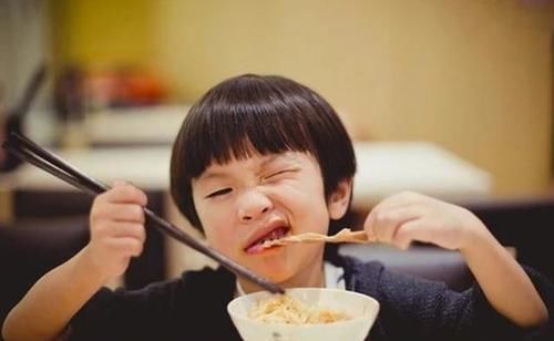 孩子|长大后自私没出息的孩子,吃饭时“臭毛病”太多,家长别不当回事