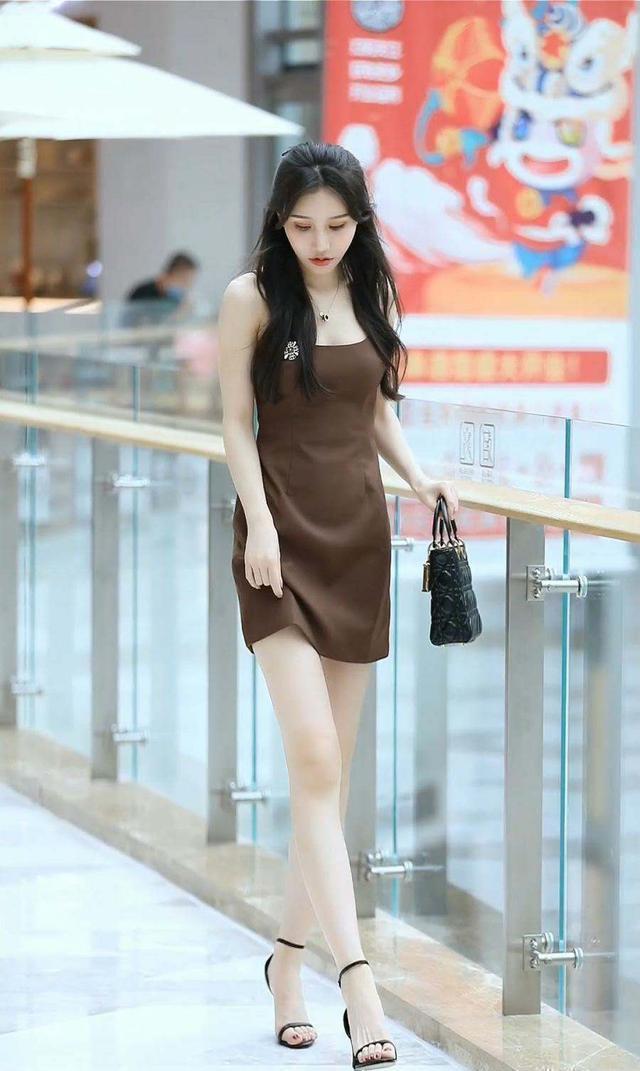 甜美的小姐姐,搭配咖啡色吊带连衣裙,肌肤雪白无瑕