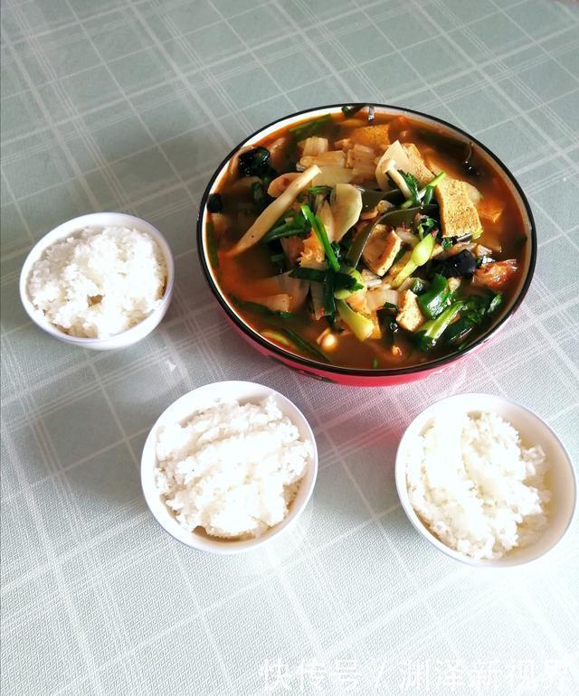 老婆偷懒没炒菜，十几样蔬菜一锅烩，丈夫孩子却说吃得太过瘾了