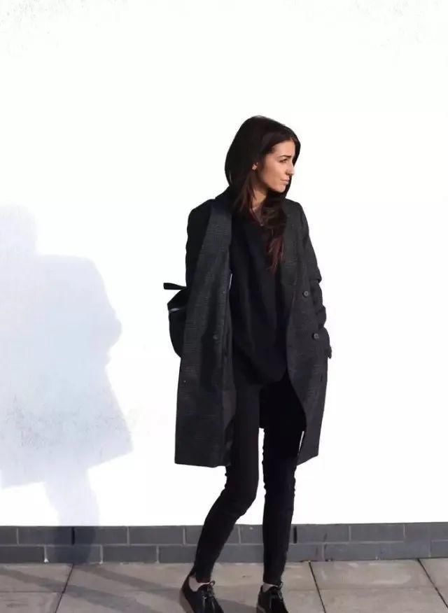 乍暖还寒的初春季节,黑毛衣怎么穿才不土?