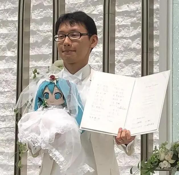 近藤|初音未来二婚了？近藤显彦之后又一男子强制结婚，粉丝：都醒醒