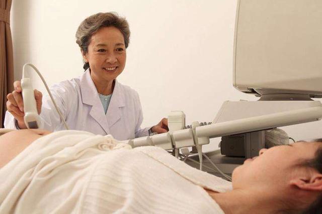 小琴|孕期严守八杯水还是发现羊水偏少,得知原因后,孕妈感到惭愧