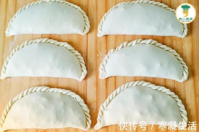 馅料|韭菜盒子的馅料,韭菜处理是关键,掌握2个技巧,韭菜鲜嫩不出汤