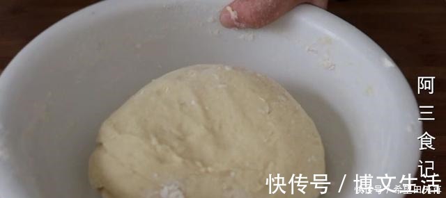 小饼|山药别再炖了,加2个鸡蛋,教你1个新做法,出锅比吃大鱼大肉还香