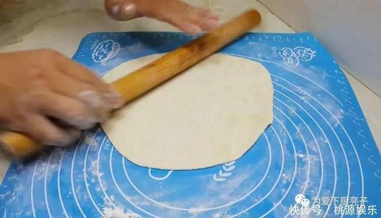 烙饼这么做太香了,开水一烫,张张柔软又劲道,学会天天不起早