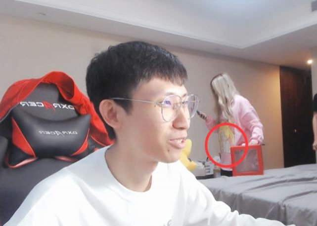 直播|梦泪直播发生意外！梦嫂“睡衣”突然闯入，真实身材曝光疯狂截图
