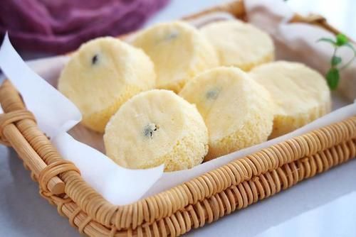 蒸鸡蛋糕|4个鸡蛋加半碗面粉，简单蒸一蒸，好吃不上火，比蛋糕还美味