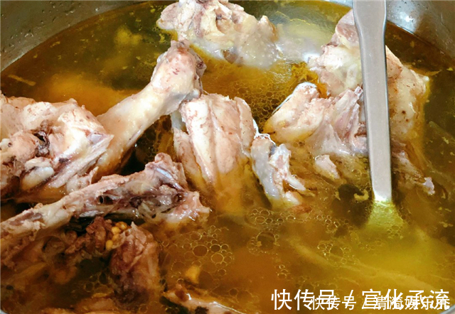 香煎带鱼|三代同堂给外婆过生日,老妈特意下厨,有荤有素,大家都吃嗨了!