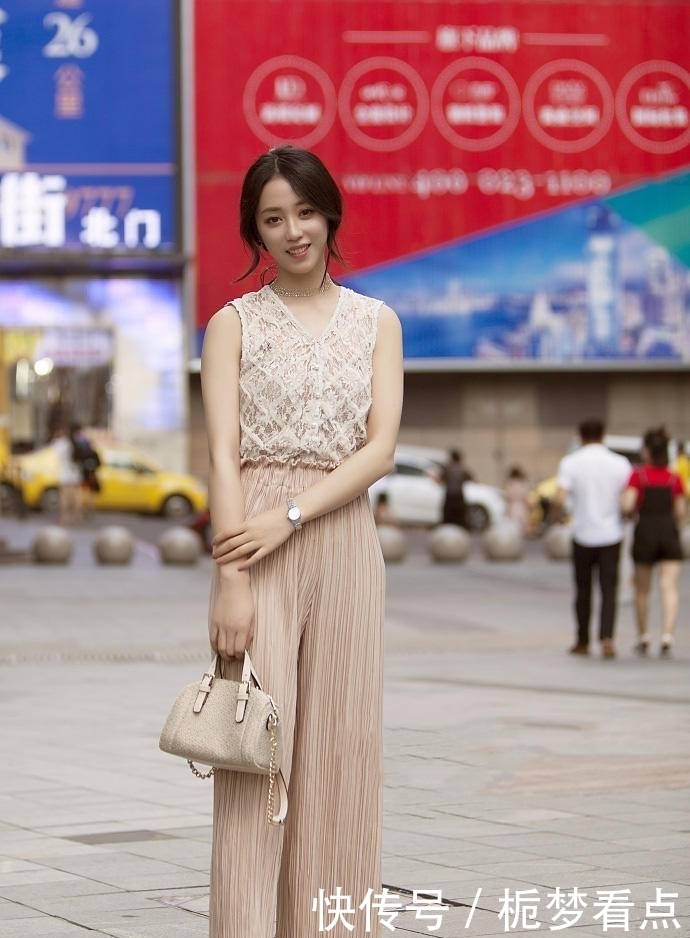 韵味|清新可人的紧身打底裤小姐姐,展露女性独特韵味,让人百看不厌