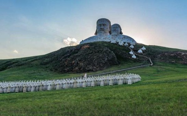 人说他|成吉思汗埋葬何处？专家发现一座人工改造大山，疑是成吉思汗陵墓