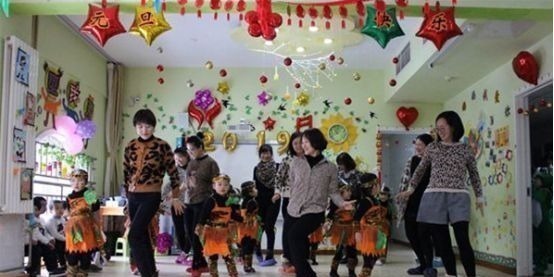 走秀|幼儿园新年联欢成“贵族晚宴”,家长带娃盛装走秀,网友:养不起
