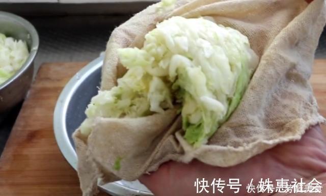 白菜饺子，有人焯水有人直接包，都不对，教你正确做法，饺子才香