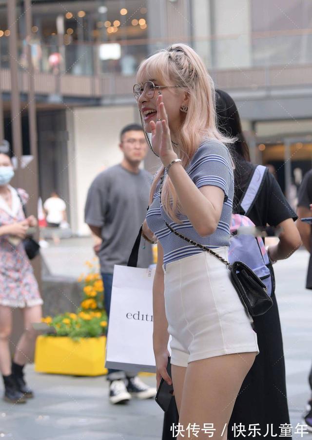 上衣 白色短裤搭配蓝色上衣，除了有清新气质之外，还尽显淡雅温柔风格
